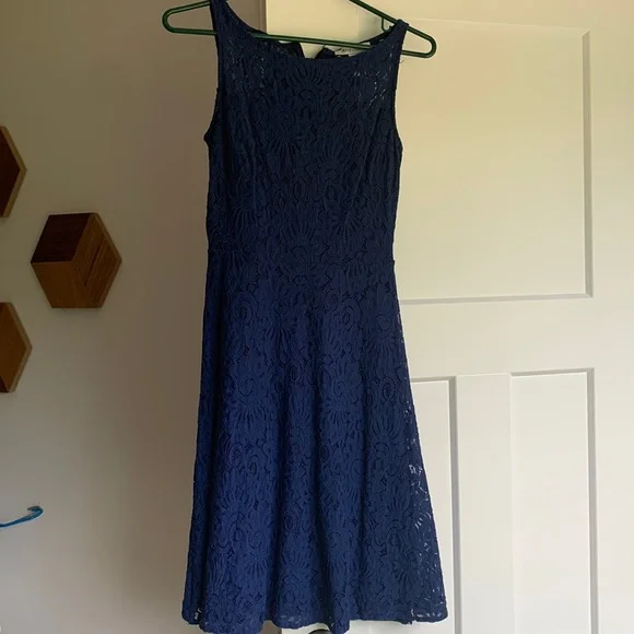 White House Black Market navy blue lace dress - Worn once. Size 00 White House Black Market navy blue lace dress - Worn once. Size 00